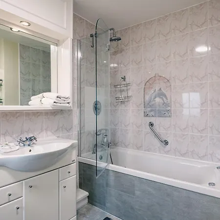 Large 5 Bedroom To Sleep 10 People With Wonderful Sea Views 펜션